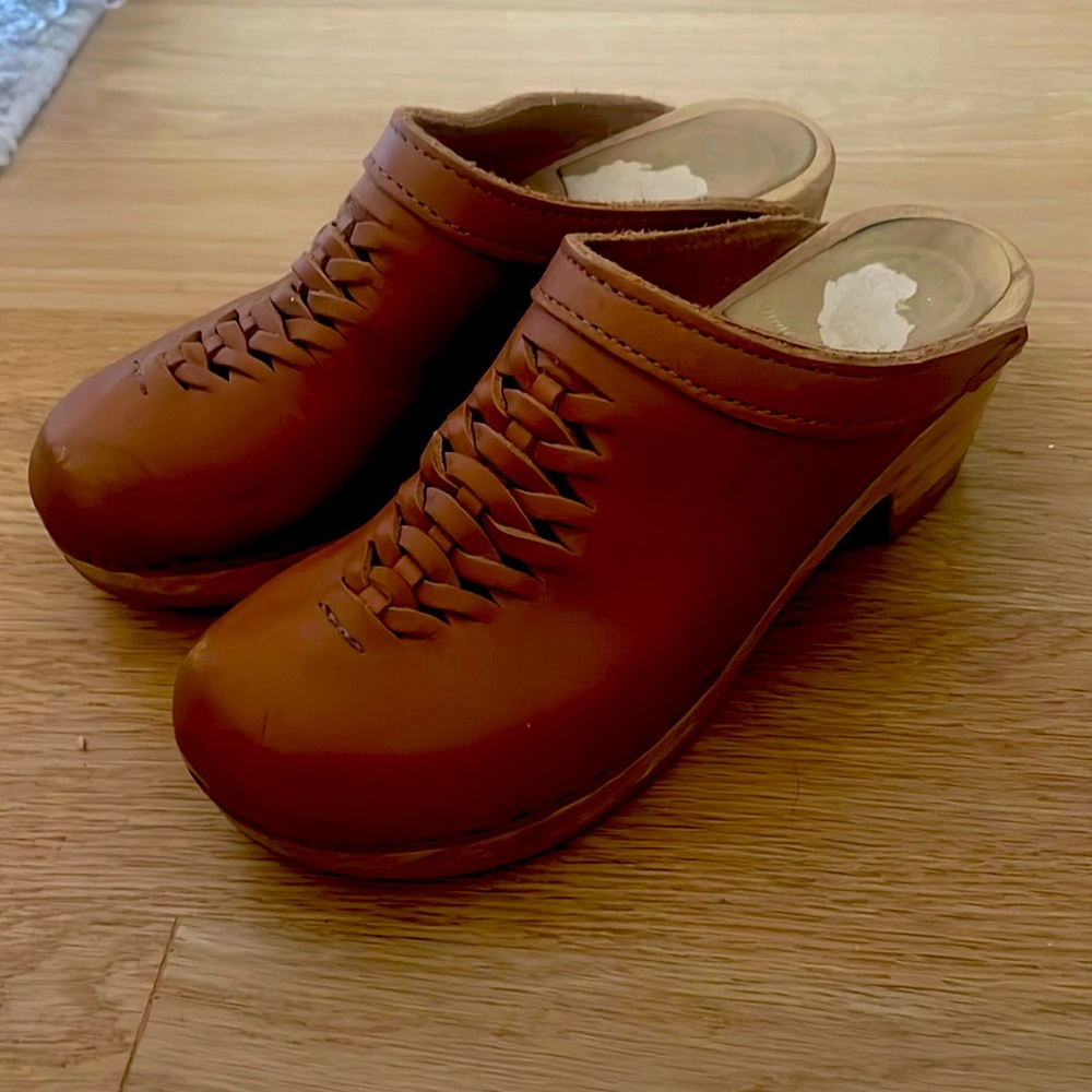 No 6 clogs caramel color